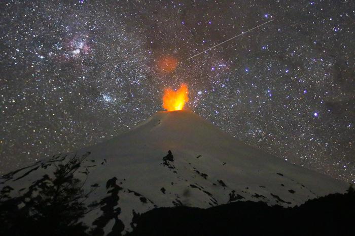 火山與星空相映成輝