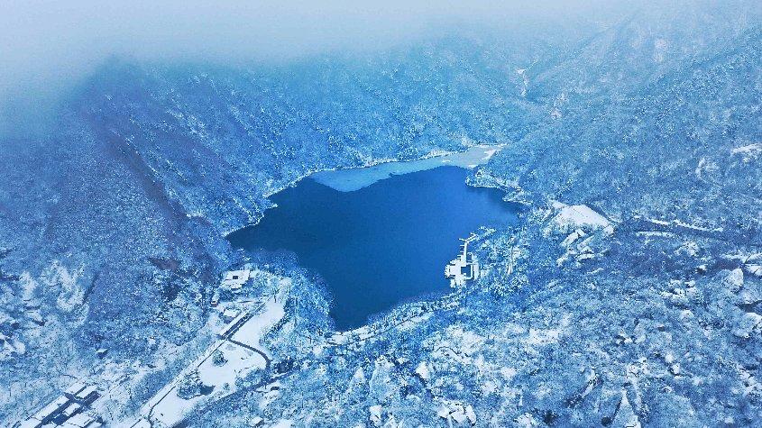 雪后翠華山天池美如山間寶石