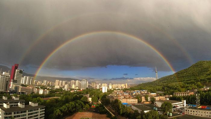 古城西寧雨后雙彩虹美景如夢如幻