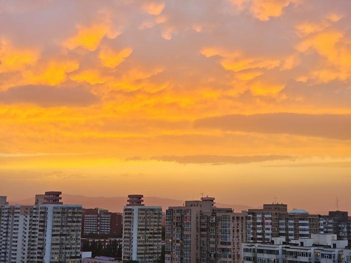 北京雨后天空迎來絢麗晚霞